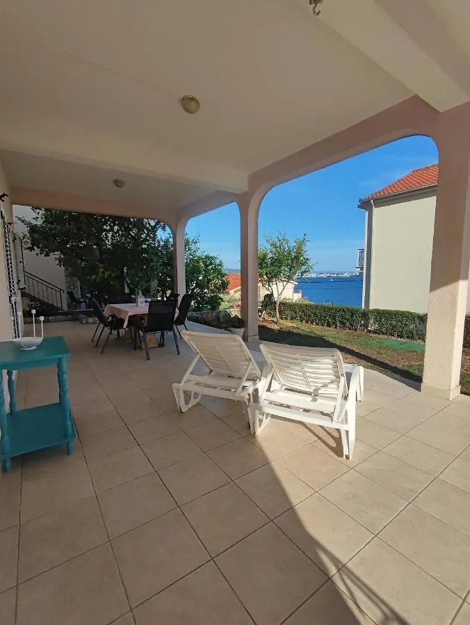 Apartmani M& I Traù 0*,